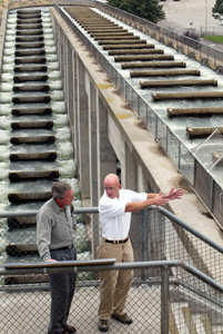 (Tri-City Herald/Bob Brawdy) President Bush, left, speaks with Witt Anderson, a fisheries program biologist with the U.S. Army Corps of Engineers, during a tour of the Ice Harbor Lock and Dam near Burbank.Behind Bush is a fish ladder which allows salmon to get past the dam as they complete their natural migration patterns. Bush was in the state to address environmental and salmon issues.