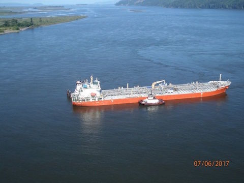 The Argent Cosmos, A 557-foot tanker loaded with 1.63 million gallons of ethanol and 6.65 million gallons of monoethylene glycol ran aground Thursday morning (7/6/17) near Skamokawa, Washington, on the lower Columbia River