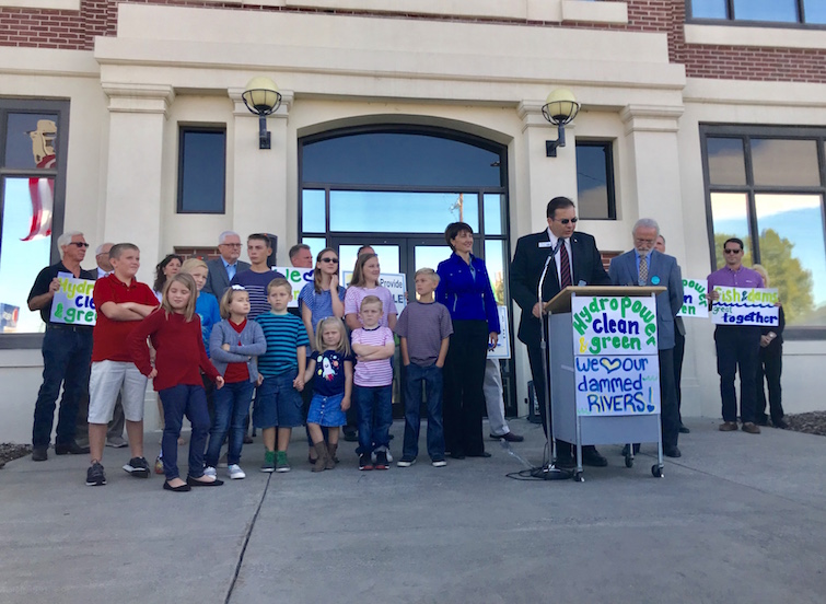 Young children poised to sing Woody Guthrie's 'Roll on Columbia' before a congressional subcommitte hearing in Pasco, Washington (September 10, 2018).