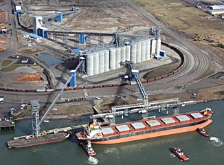 ITOCHU's Export Grain Terminal (EGT pictured here) supplies grains and oilseeds to users in the Asian markets, including Japan and China. This terminal possesses the largest unloading and shipping capacity with the rail loop track system and a state-of–the-art loading facility.