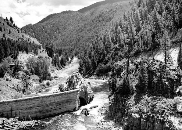 Looking down the Salmon River at the old Sunbeam Dam site (above Yankee Fork of the Salmon River) in 1960. (L. Prater/Archival Idaho Photograph Collection, Digital Initiatives, University of Idaho Library)