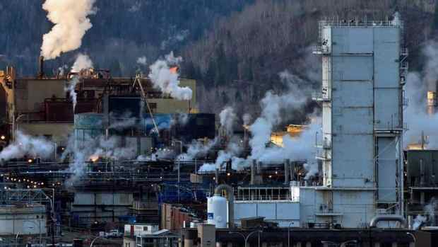 Teck Resources says between 12,000 and 25,000 litres of a solution containing sodium hydroxide spilled from its smelter in Trail, B.C., into the Columbia River on Tuesday. (The Canadian Press)