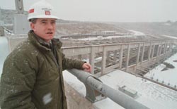 Richard Lloyd, Army Corps of Engineers ranger, discusses how the fish ladder in the background recreates the natural conditions for salmon returning upstream in the Snake River.