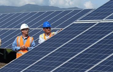 (AP photo) Greg Bosscawen (left) of PG&E shows David Chiang of Southern California Edison a Vacaville solar installation.