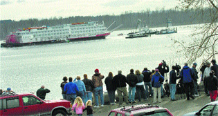 (JANET L. MATHEWS) The crowd at Steamboat Landing near Washougal watches the sternwheeler Empress of the North head for Portland on Sunday afternoon. Two tractor tugs helped the 360-foot river cruiser get back into the Columbia River's shipping channel. The Empress ran aground Friday morning about 350 yards from the Washington shore.