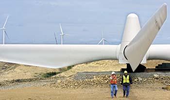 Bob Young, project construction manager for the White Creek One wind farm, chats with Cowlitz PUD spokesman Dave Andrew about the 148-foot wind turbine blades ready to be hoisted atop the turbine's steel tower in rural Klickitat County.
