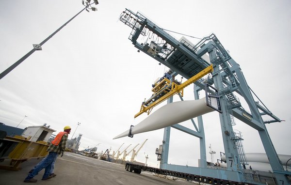 (Steven Lane) Wind turbine blades are unloaded at the Port of Vancouver.