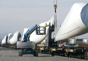 A worker with Energy Transportation Inc. of Casper, Wyo., prepares to release a wind turbine blade from a railcar so it can be stored in the Big Pasco Industrial Area. Trains already have delivered to Pasco 132 turbine blades destined for the Lower Snake River Wind Project. The components, all made by Siemens Energy, eventually will become 149 wind turbines able to generate 343 megawatts of power, enough to power 100,000 homes, according to Seattle-based Puget Sound Energy.